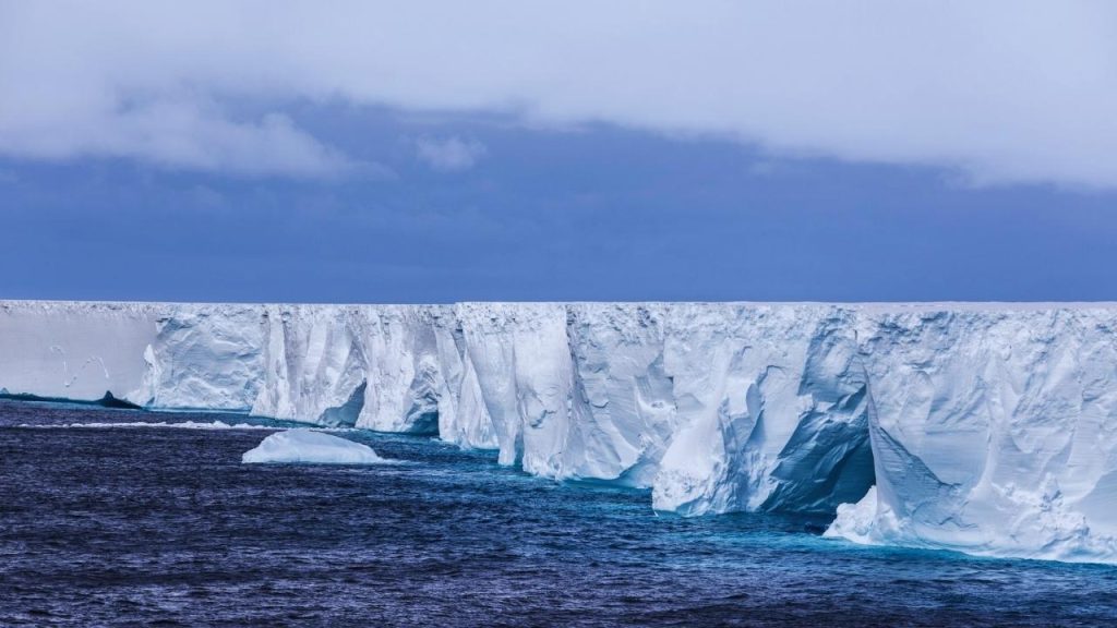 El iceberg más grande del mundo se convierte en mush azul